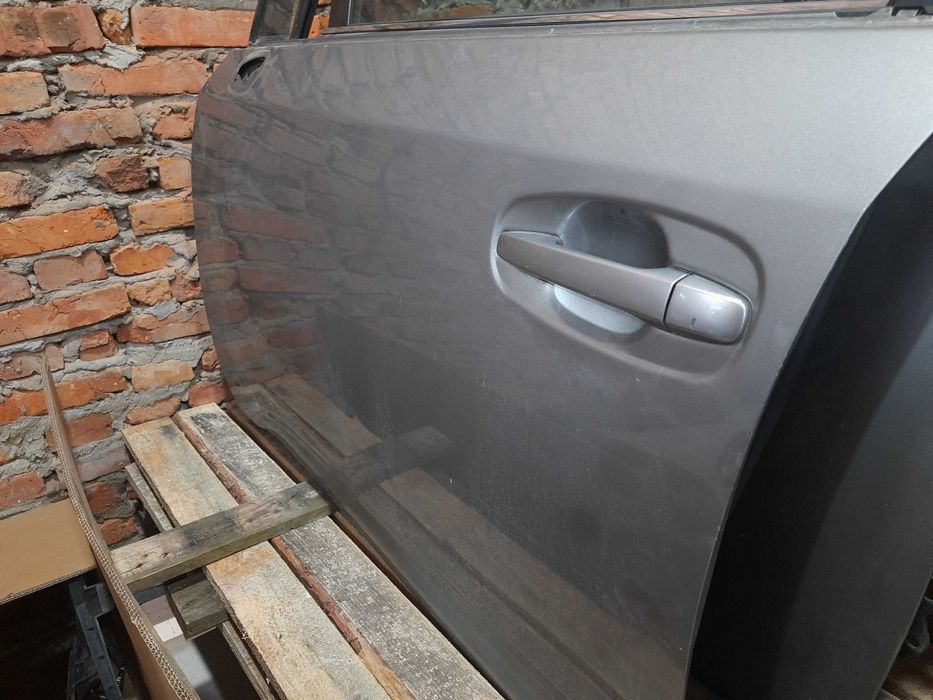 Передня ліва водійська дверка двері дверь Тойота Авенсіс т27 двери