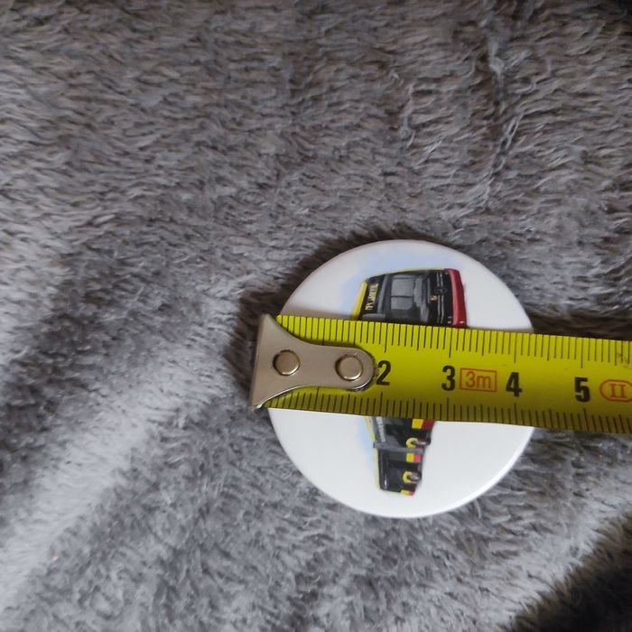 Przypinka z autobusem