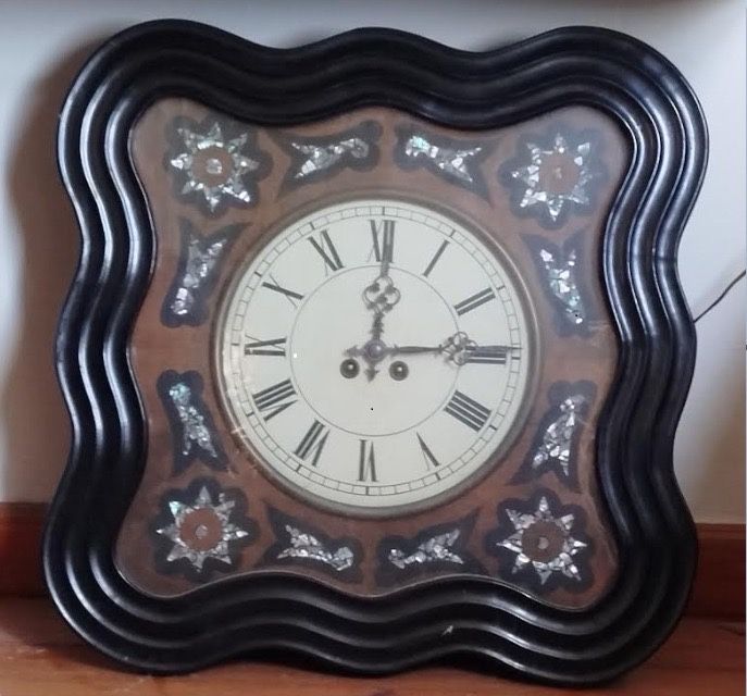 Relógio de parede, 50X50 cm moldura ondulada em nogueira, finais do séc. XIX.