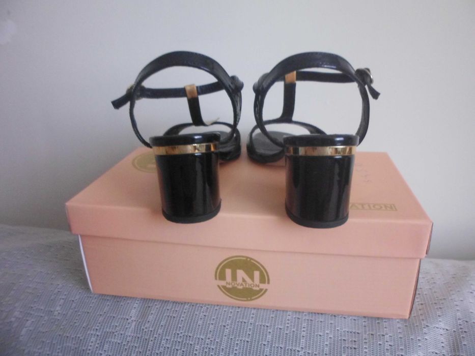 sandálias como novas cor preta e dourada para senhora