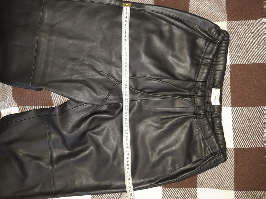 Женские брюки из экокожи.Размер 46-48.б/у.Состояние отличное.