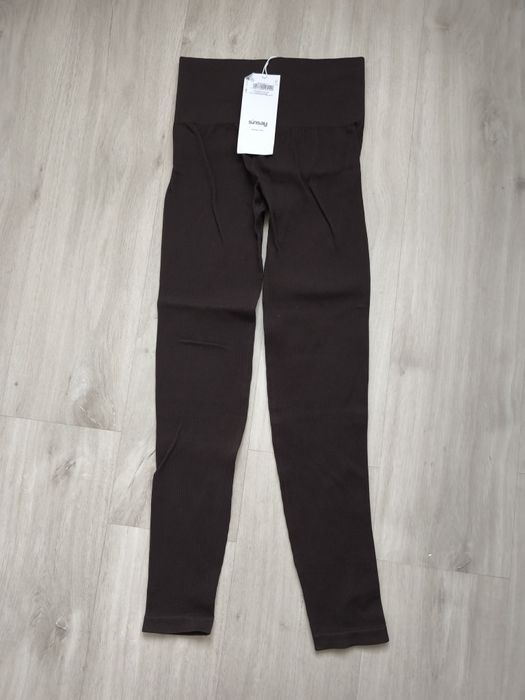 Nowe legginsy bezszwowe prążkowane czekoladowe Sinsay S/36