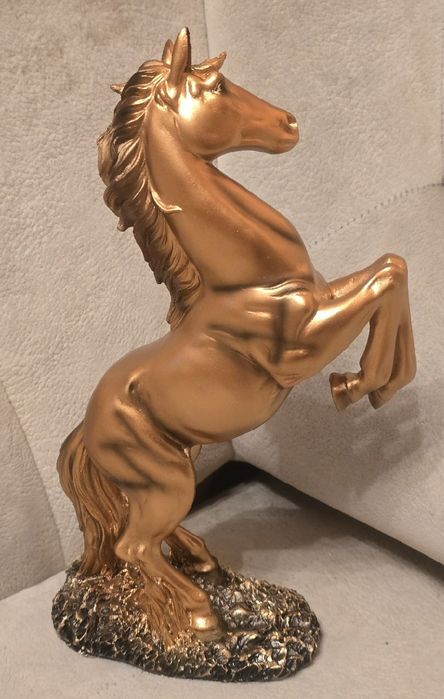 Piękna figurka kolekcjonerska ZŁOTY KOŃ Mustang Koń Arabski. Nowa.
