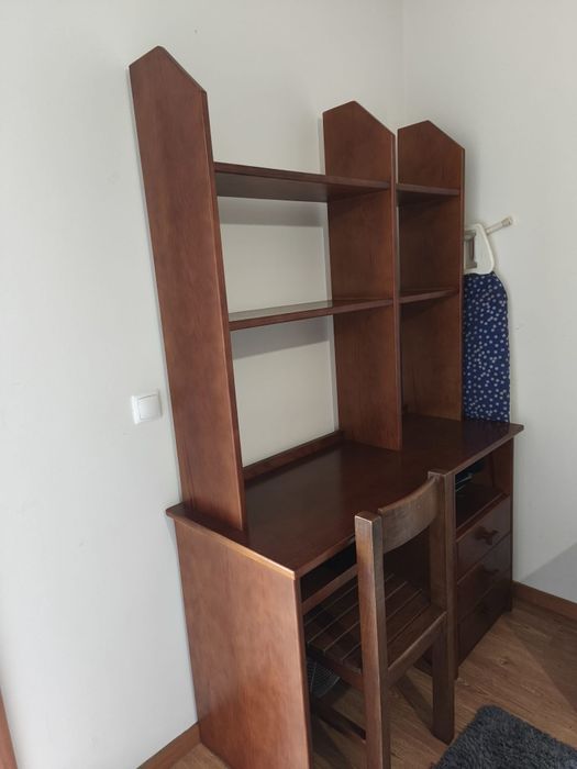 Secretária em madeira com estante + cadeira - bom estado