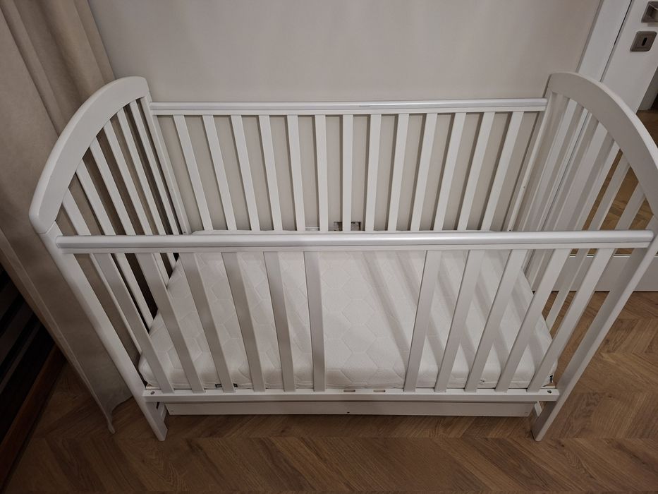 Sprzedam łóżeczko dziecięce z materacem .