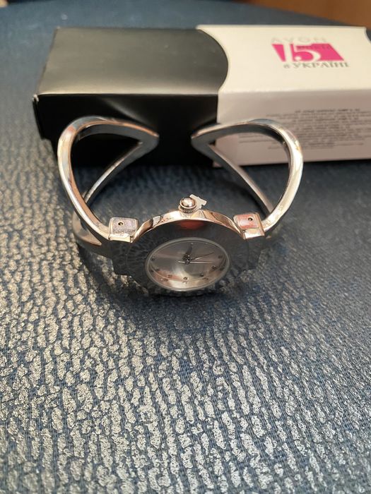 Продам нові наручні годинники  АVON і біжутерію