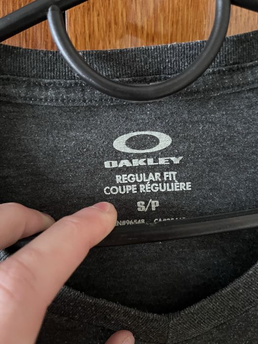 Тішка Oakley box logo.
