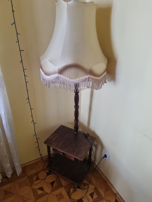 Lampka nocna ze stolikiem i szufladką