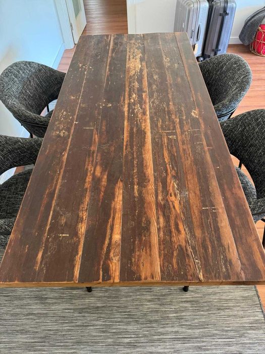Mesa em Madeira com pés de ferro fundido