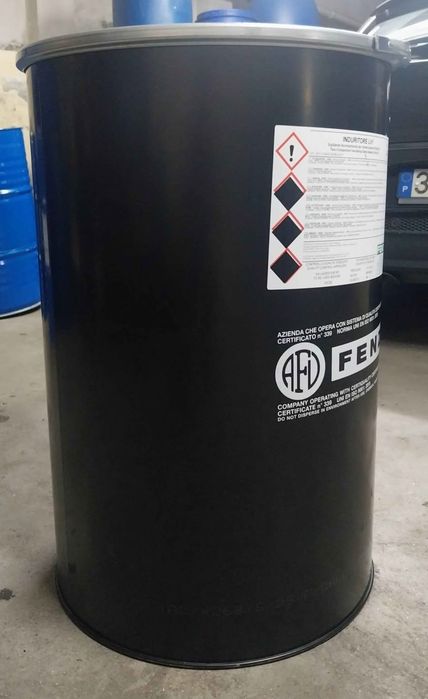 Bidons pretos de metal 200L com tampa e aro, c/novo, sem mossas. 6  Un