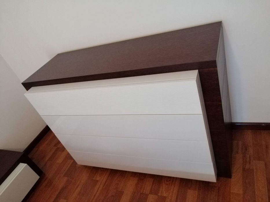 Cómoda em carvalho com 4 gavetões lacado branco