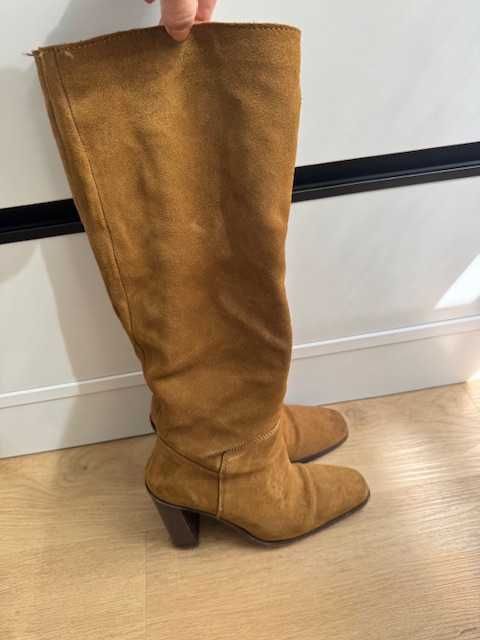 Botas caramelo de camurça de cano alto da Mango