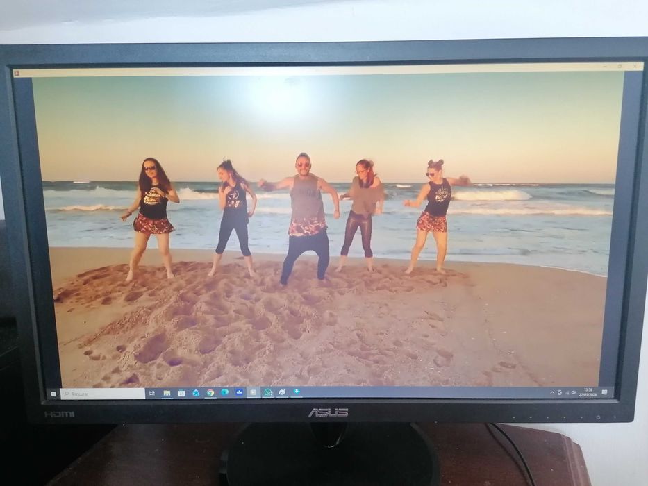 Ecrã / Monitor ASUS 22" HDMI som incluido.