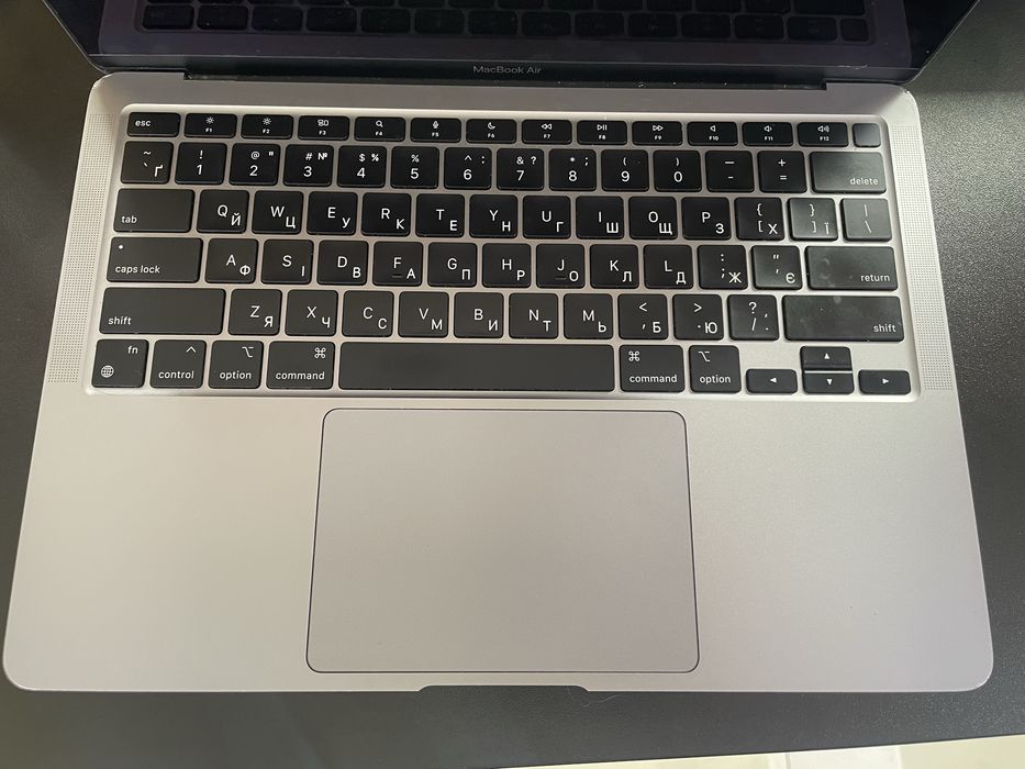 Macbook Air M1 8/256gb в хорошому стані