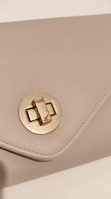Beżowa kopertówka torebka z łańcuszkiem
