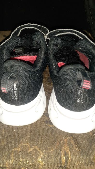 Продам детские кроссовки