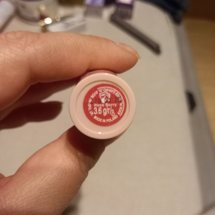Avon Hydramatic Shine lśniąca szminka z kwasem hialuronowym Rose Berry