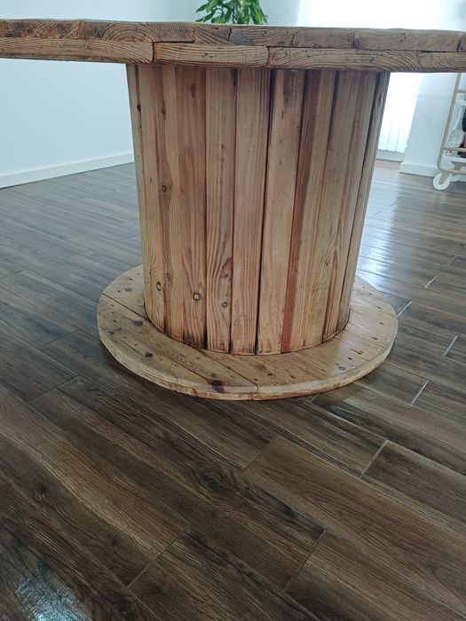 Mesa em bobine de madeira