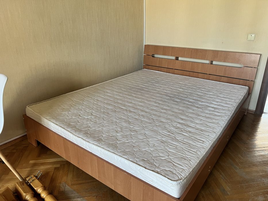 Двоспальне ліжко та матрас