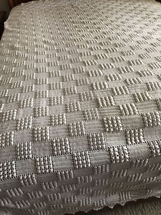 Colchas diferentes em crochet feito á mão e uma com linho