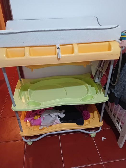 Muda faldas e banheira bebé