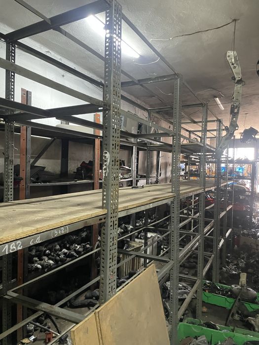 Regał dkręcany z półkami