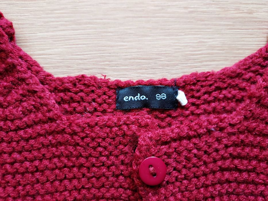 Sweter wiśniowy Endo zapinany na 1 guzik rozm. 98