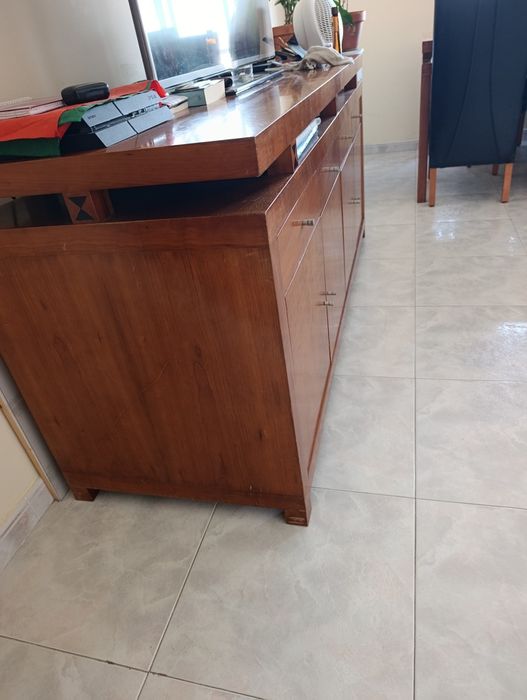 Mesa com 6 cadeiras de couro e aparador