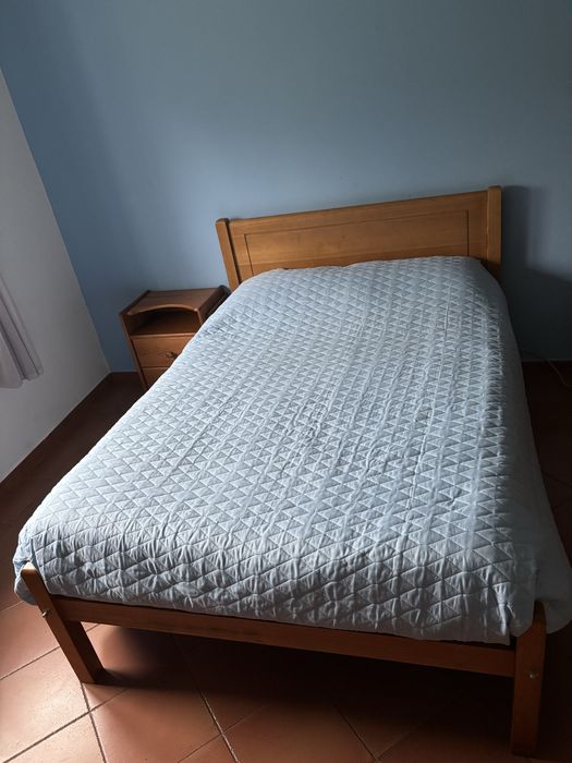Cama casal + mesa cabeceira