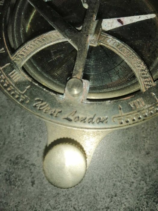 kompas zeglarski w drewnianym pudelku