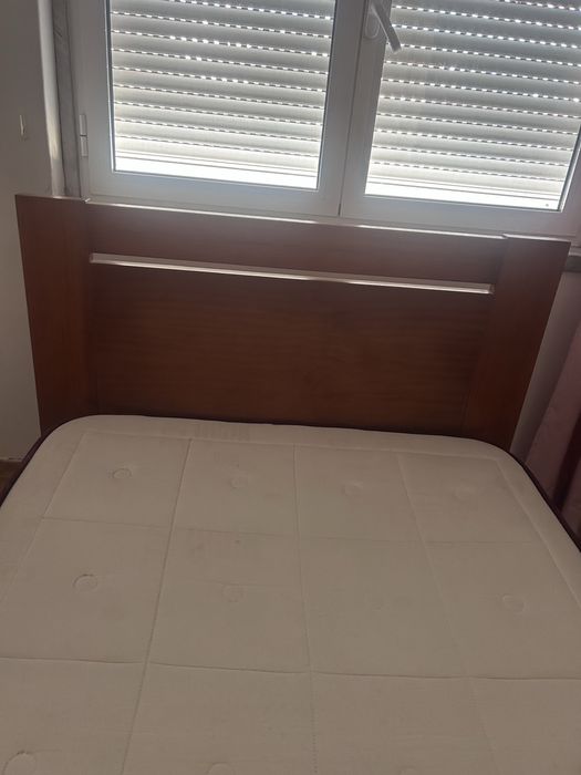 Cama de madeira e colchao