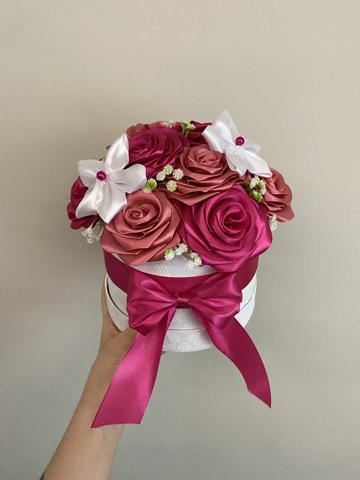 Flowerbox z róż ze wstążki w odcieniach różu i bieli