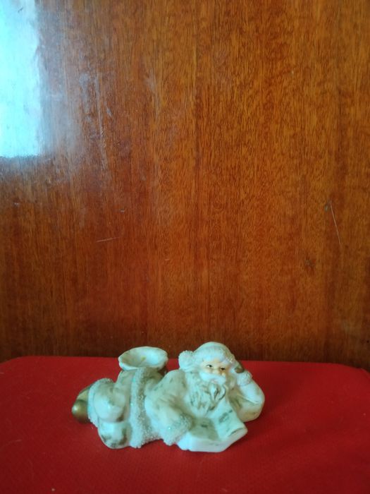 Коллекционная фарфоровая статуэтка " Дед мороз."