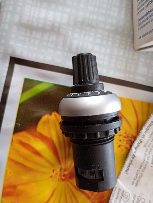 Potencjometr Eaton M22-R4K7