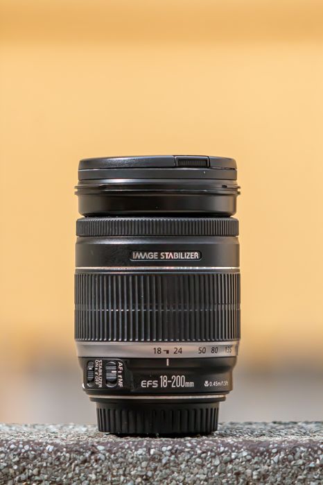 Canon EF-S 18-200mm f/3.5-5.6 IS