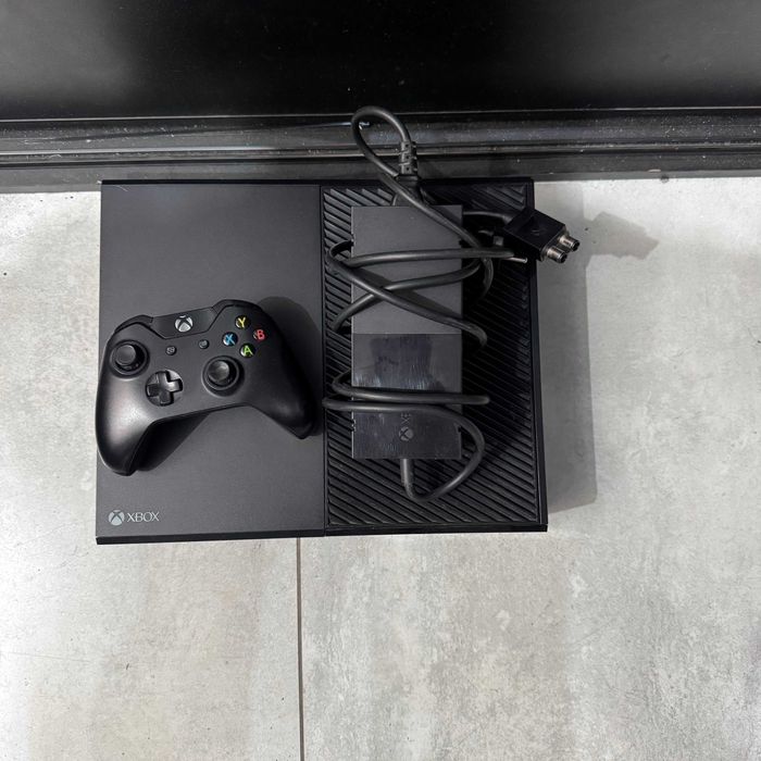 Konsola Xbox One 500 GB Model 1540  + Pad