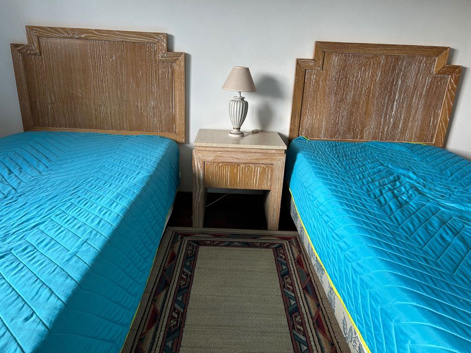 Camas, cabeceiras, mesa e candeeiro