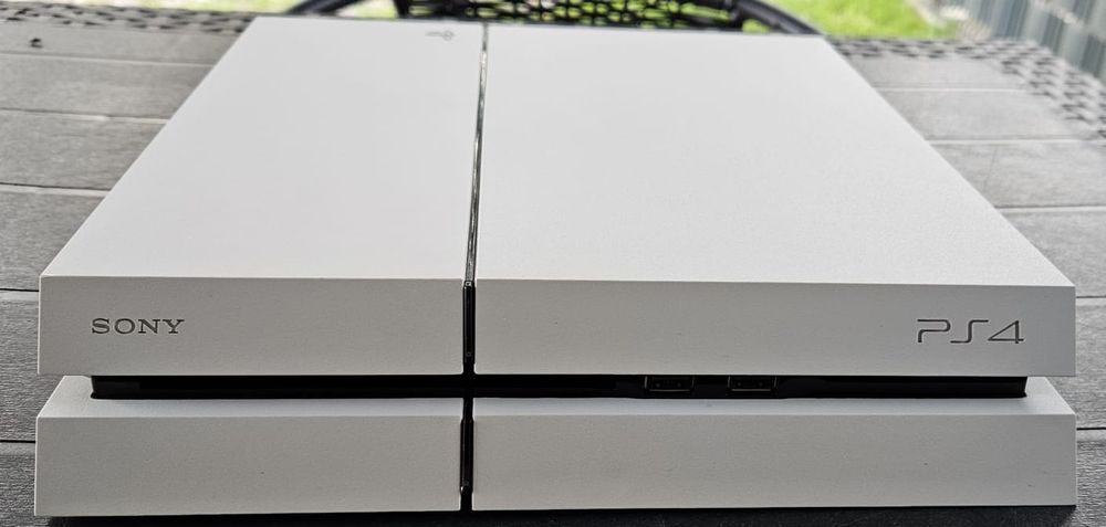 Konsola Ps4 + 2 pady ,okablowanie i gry do wyboru