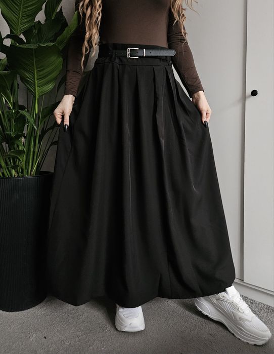 Czarna spódnica maxi plisowana z paskiem