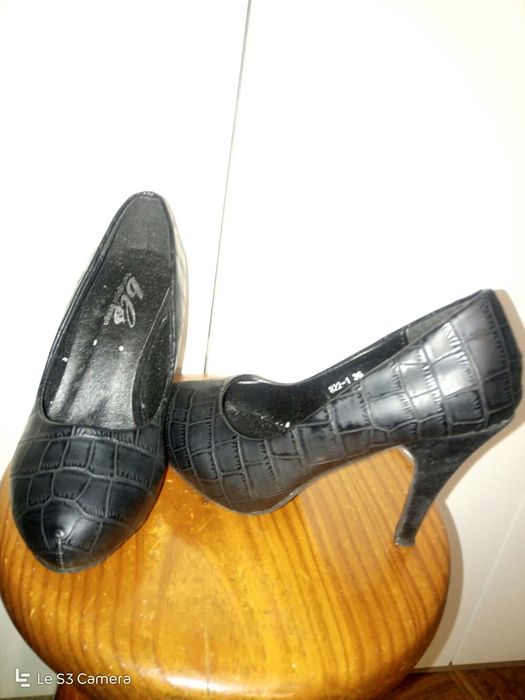 Sapatos pretos, saltos alto, pele,made Portugal,como novos!