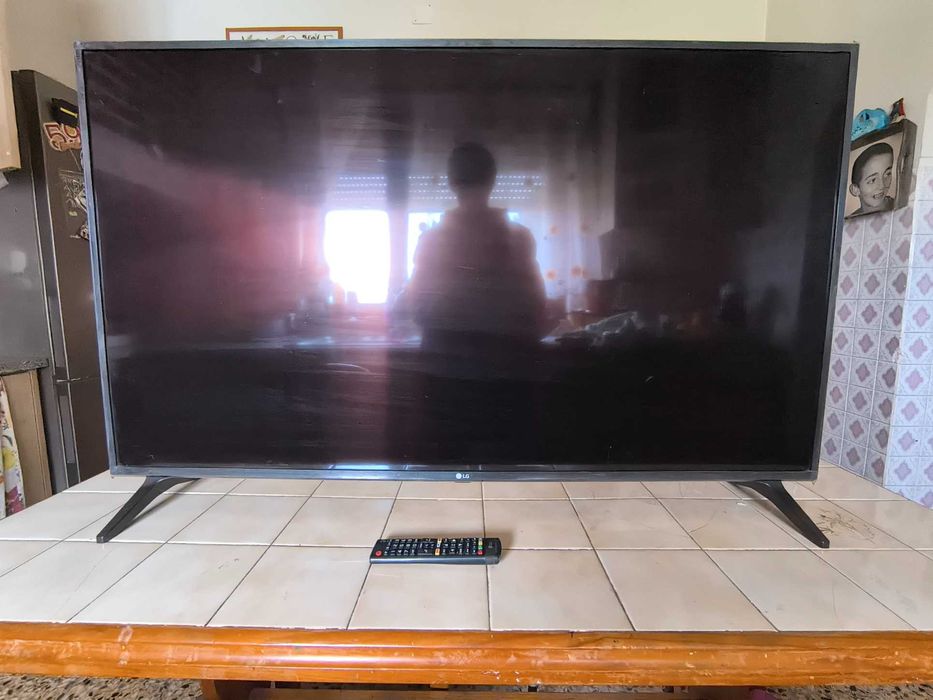 Smart TV LG 49 Polegadas (1 metro e 22 centímetros )
