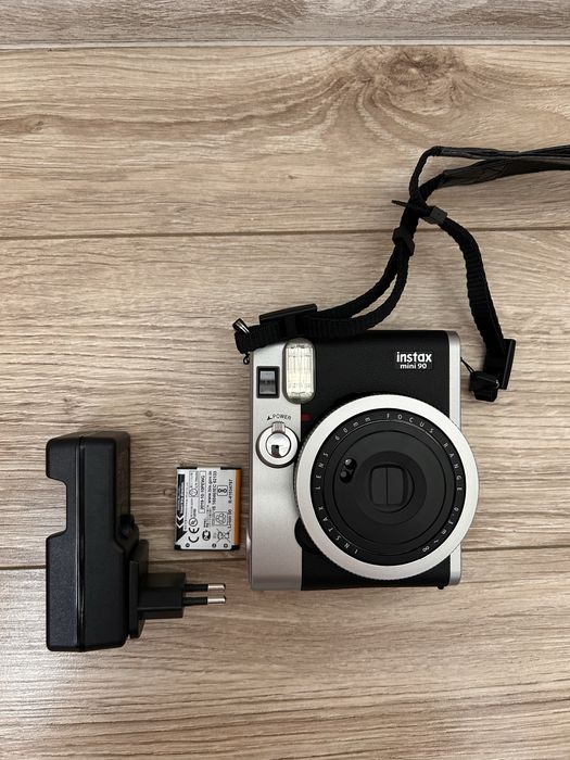 Aparat natychmiastowy FujiFilm Instax Mini 90 Neo Classic czarny