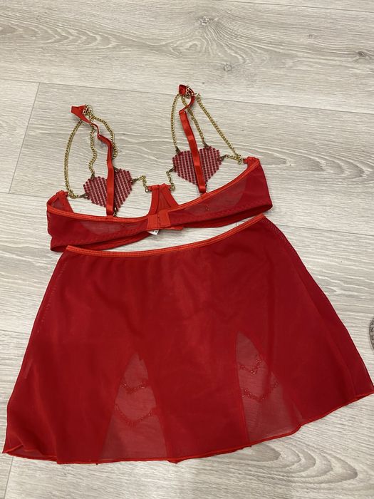 Комплект червоної еротичної білизни зі стразами.