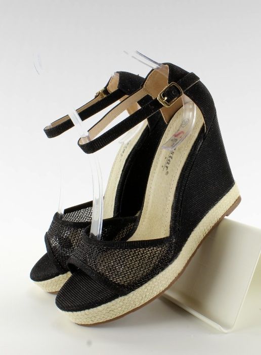 Siatkowe sandały na koturnie 39