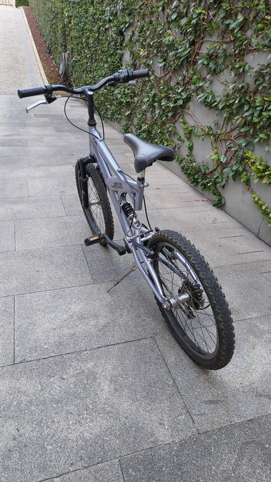 Bicicleta com suspensão e 6 mudanças