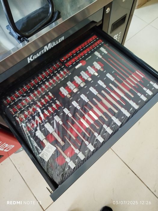 Carrinho ferramentas 7 gavetas cheias e armário marca Kraftmuller