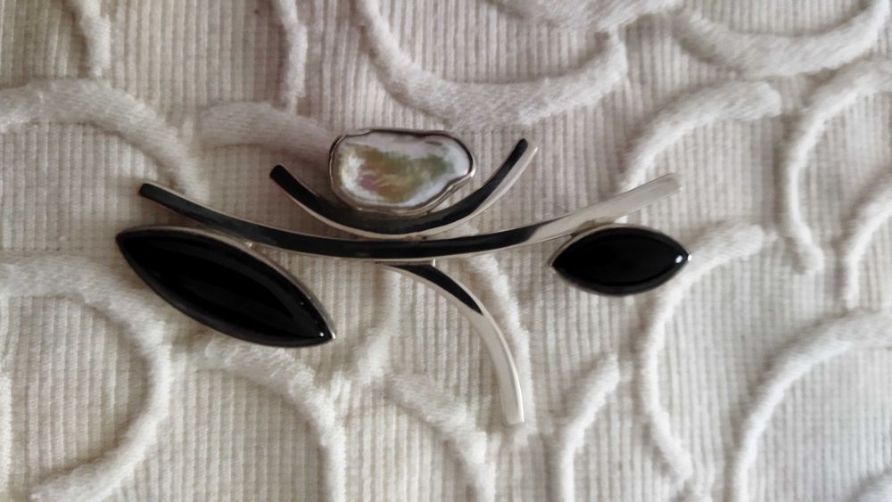 Pendente em prata, onix e madrepérola