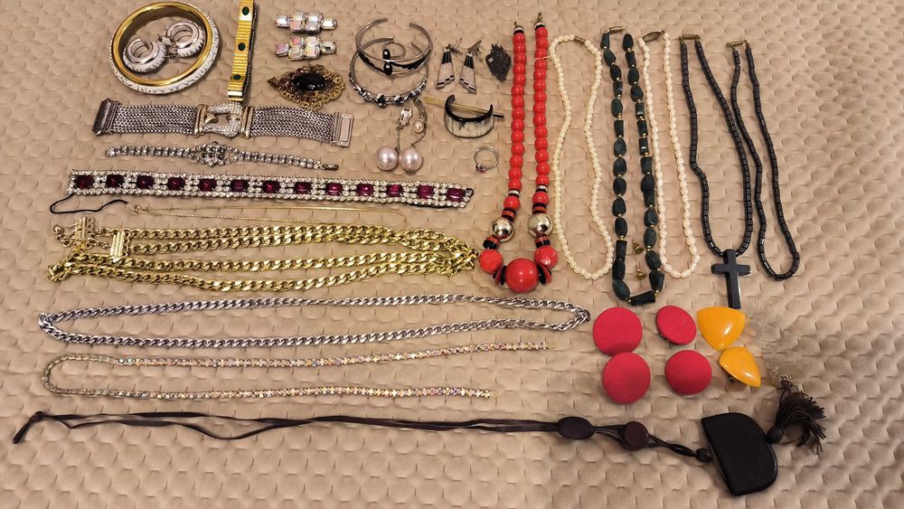 Бижутерия. Бусы, серьги, колье, подвески, браслеты
