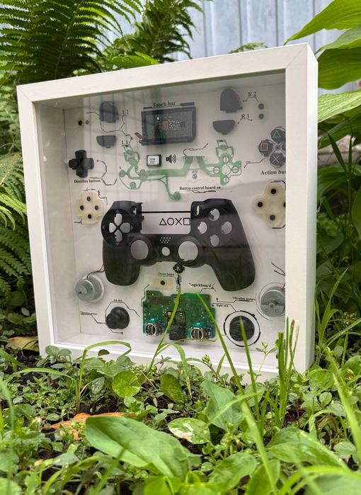 Framed dualshock 4 та psp , діорама