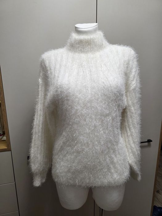 Sweter  biały rozmiar M